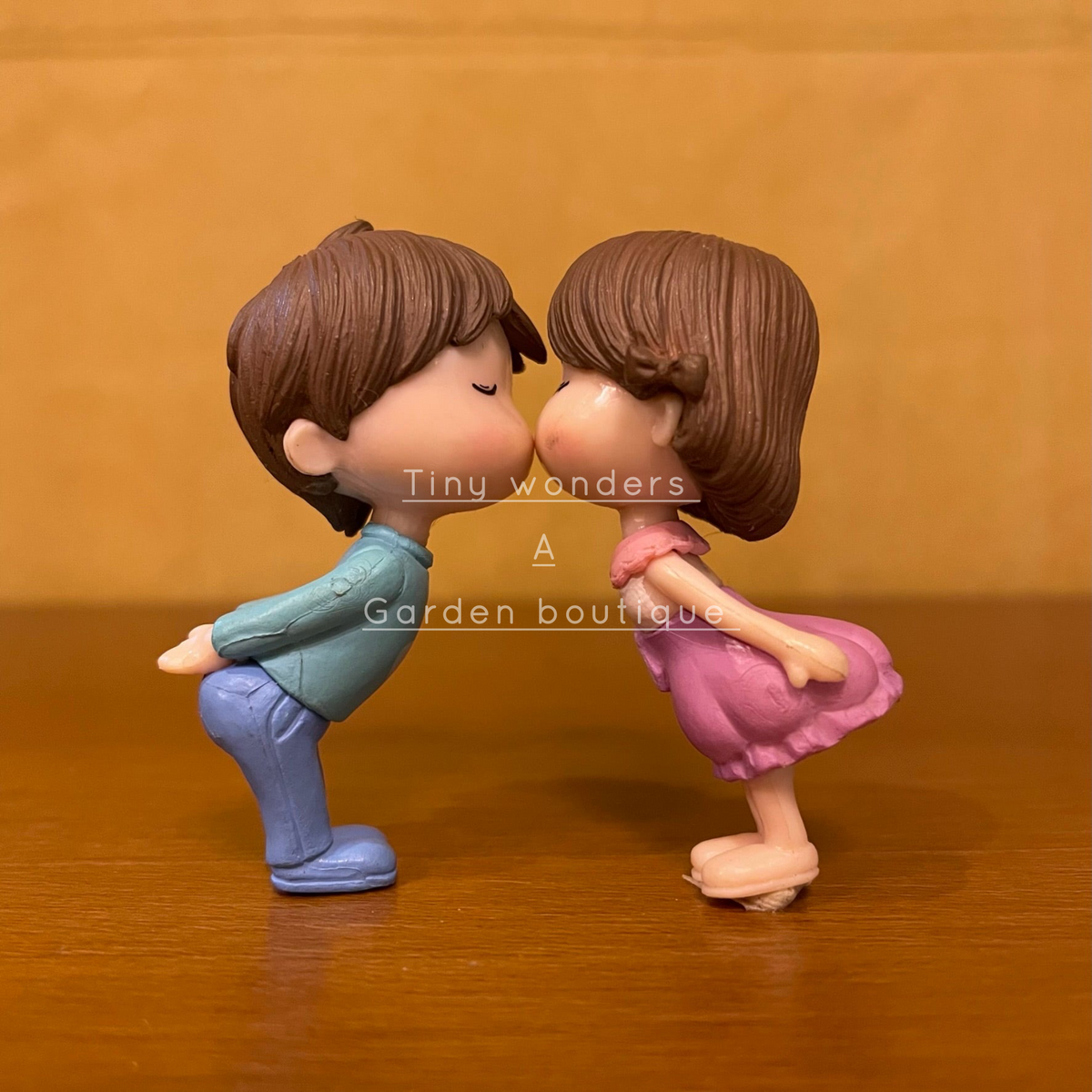 #020 Miniature Kissing Couple (PER PAIR) Random Colour