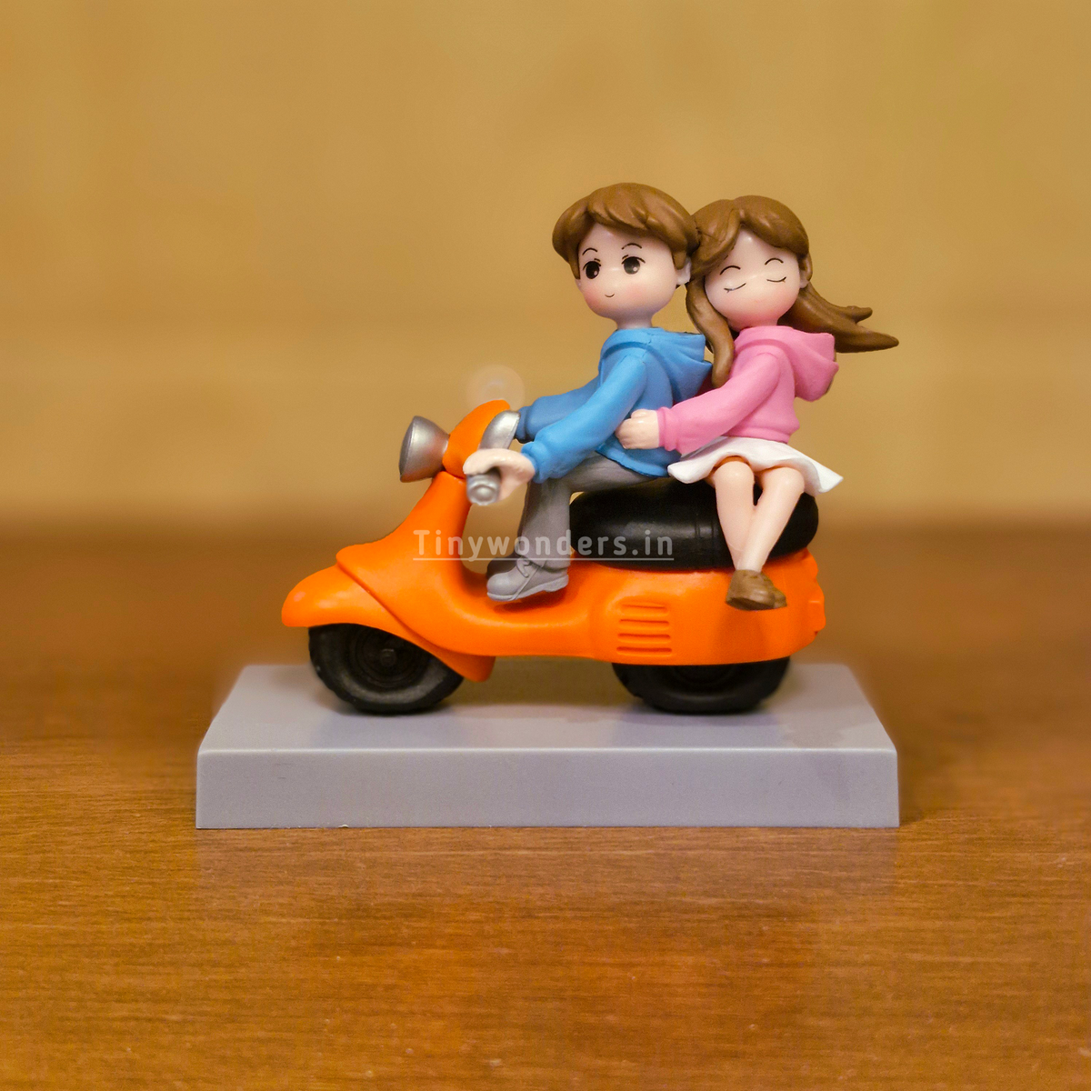 #623 Miniature Cute Couple On Scooter ( Per Unit )