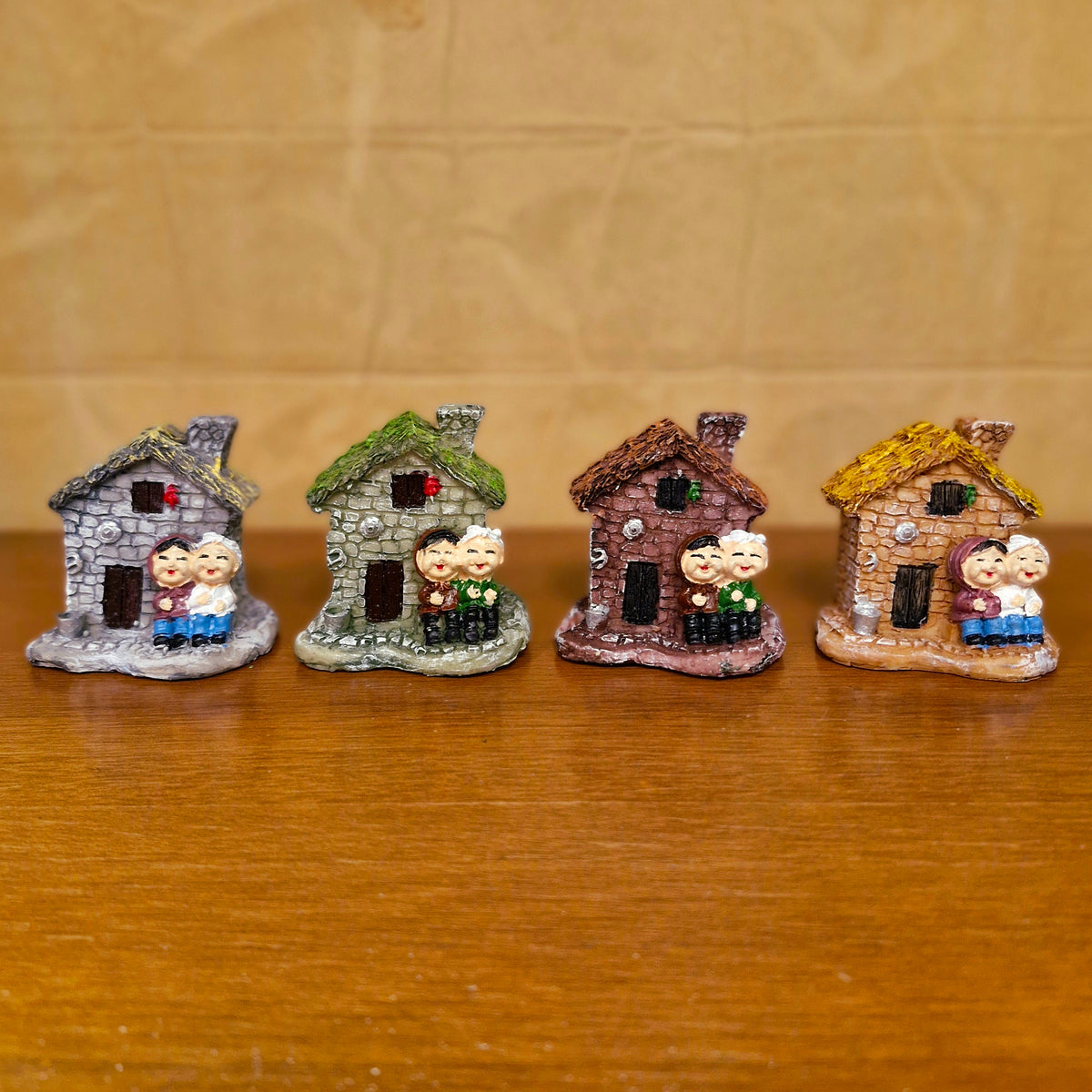 #124 Miniature House With Grandparents (PER UNIT) random colour