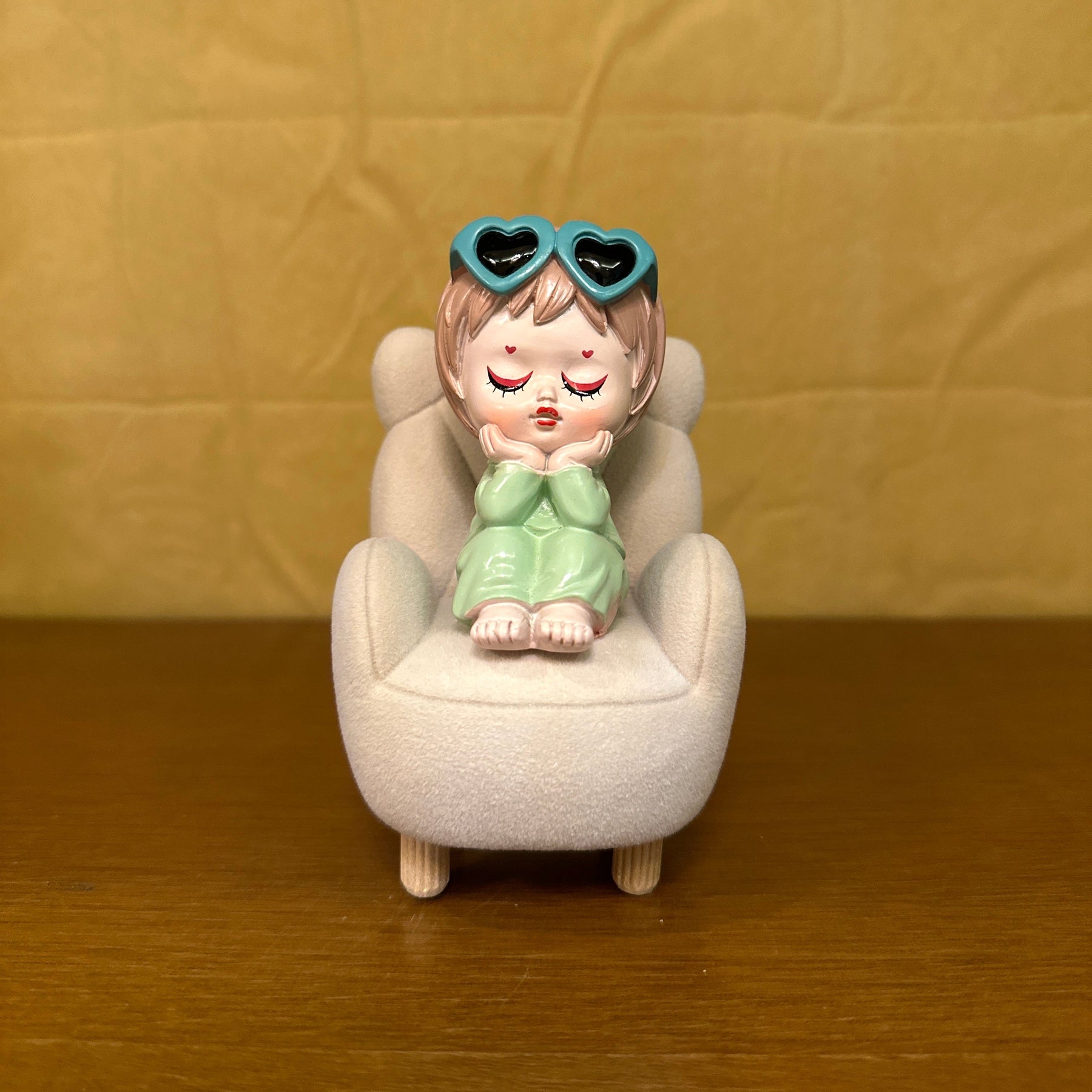 #466 Sofa Girl (Per Unit) Random colour