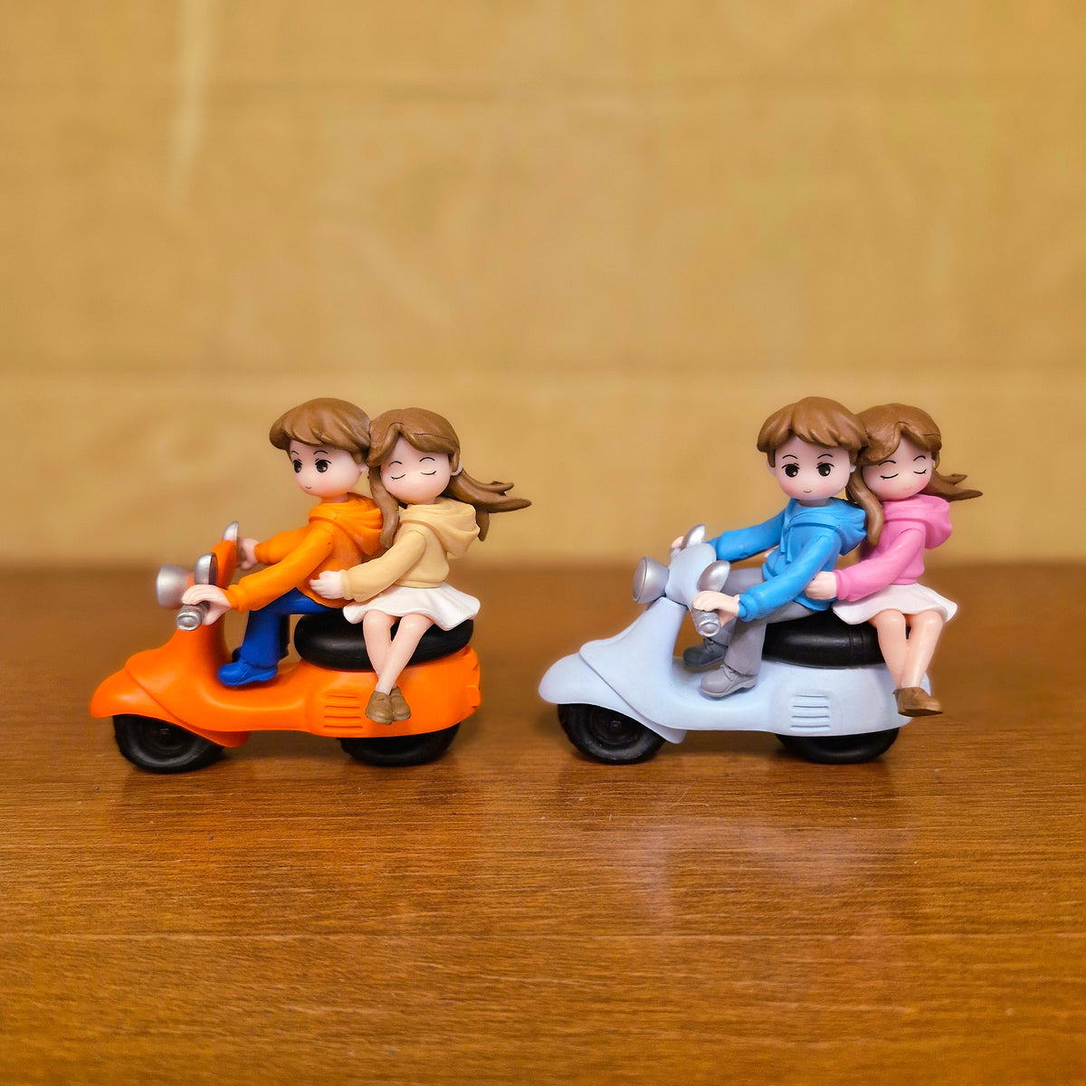 #623 Miniature Cute Couple On Scooter ( Per Unit ) Random Colour