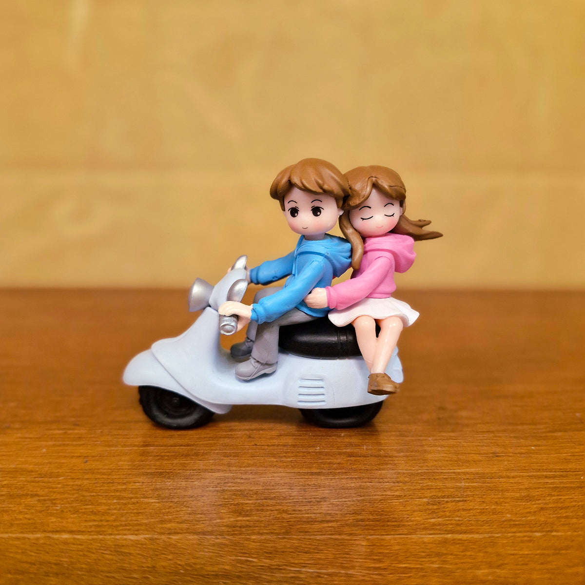 #623 Miniature Cute Couple On Scooter ( Per Unit ) Random Colour