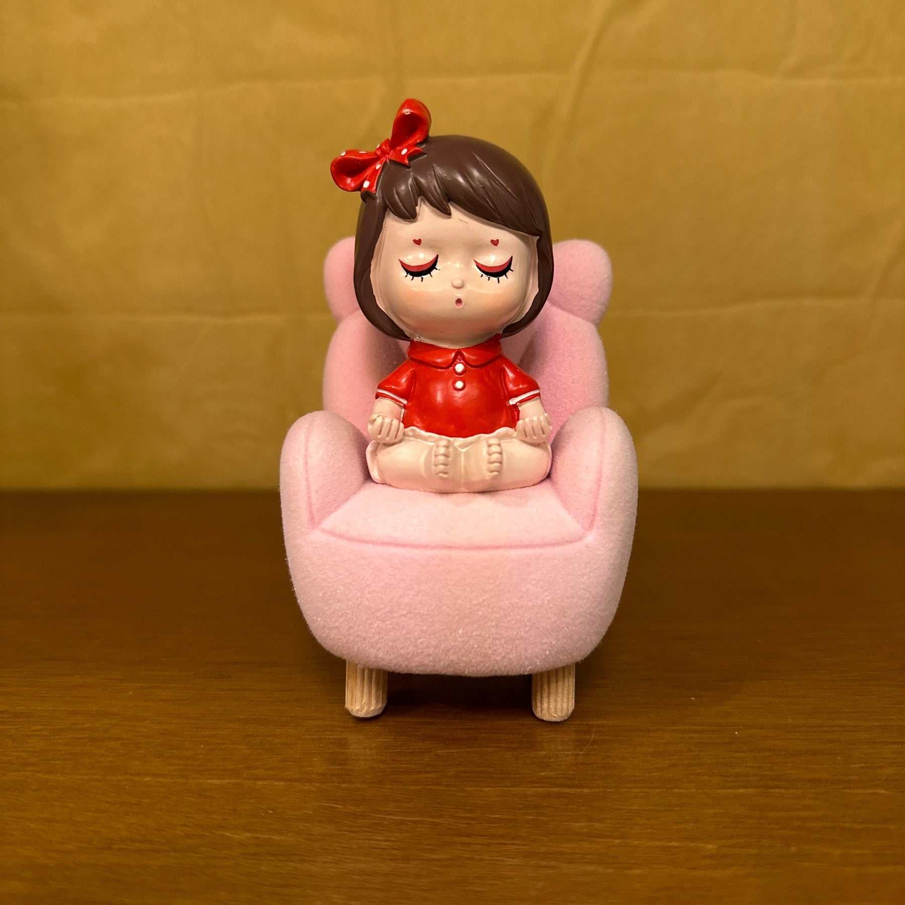 #466 Sofa Girl (Per Unit) Random colour