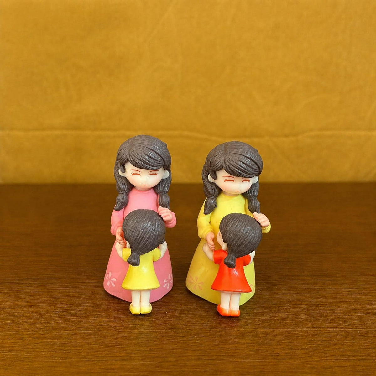 #440 Miniature Mom Holding Baby (Per Unit) Random Colour