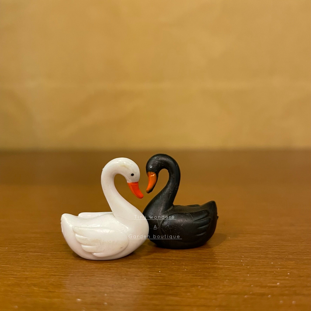 #002 Miniature Swan Black/ White (Set Of 4 )