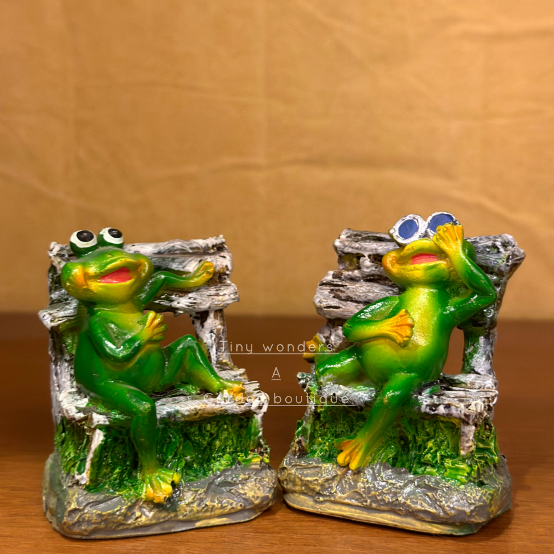 #049 Frog sitting on chair medium (PER UNIT)