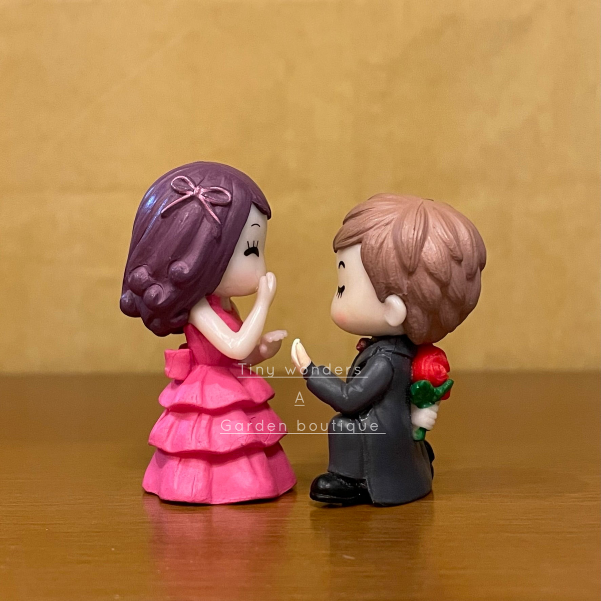 #070 Miniature Proposing Couple (PER PAIR)