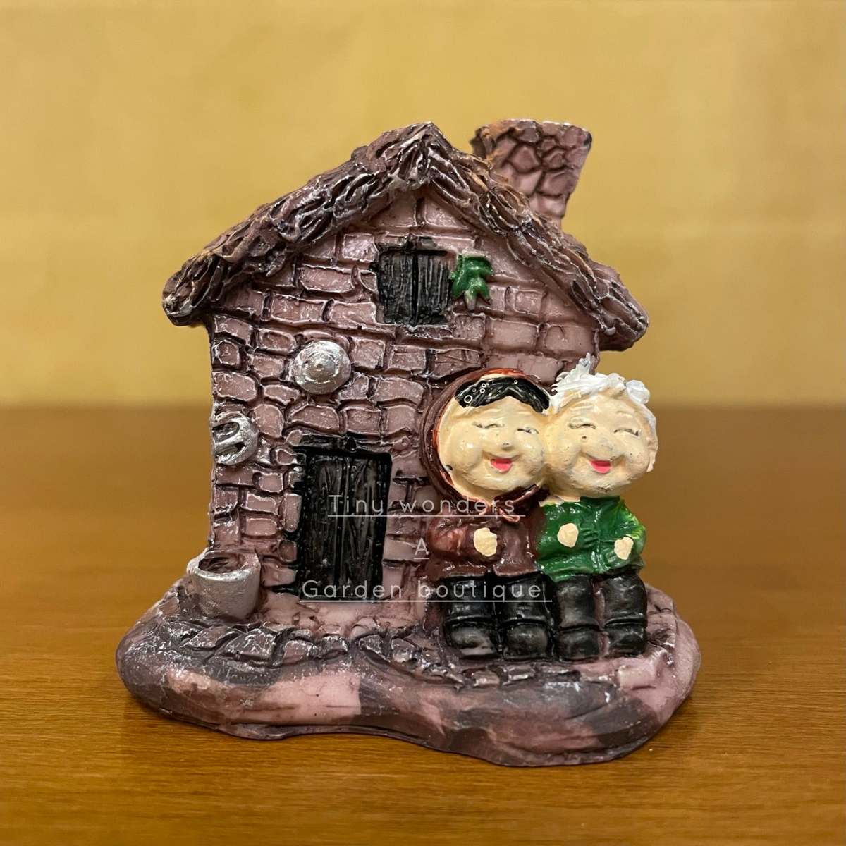 #124 Miniature House With Grandparents (PER UNIT) random colour