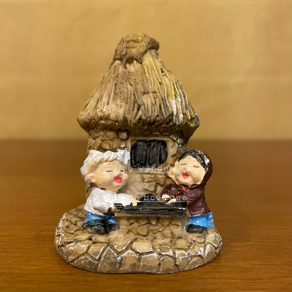 #159 Miniature Hut with Grands Parents (PER UNIT) Random Colour