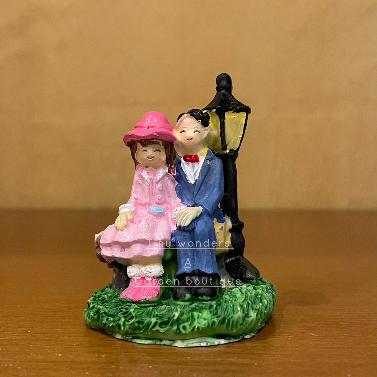 #166 Miniature Couple with Lamp Post (PER UNIT)