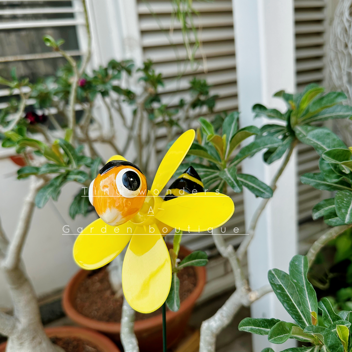 #S07 Sparkling Eyes Honey Bee ( Set Of 2 ) Random Colour