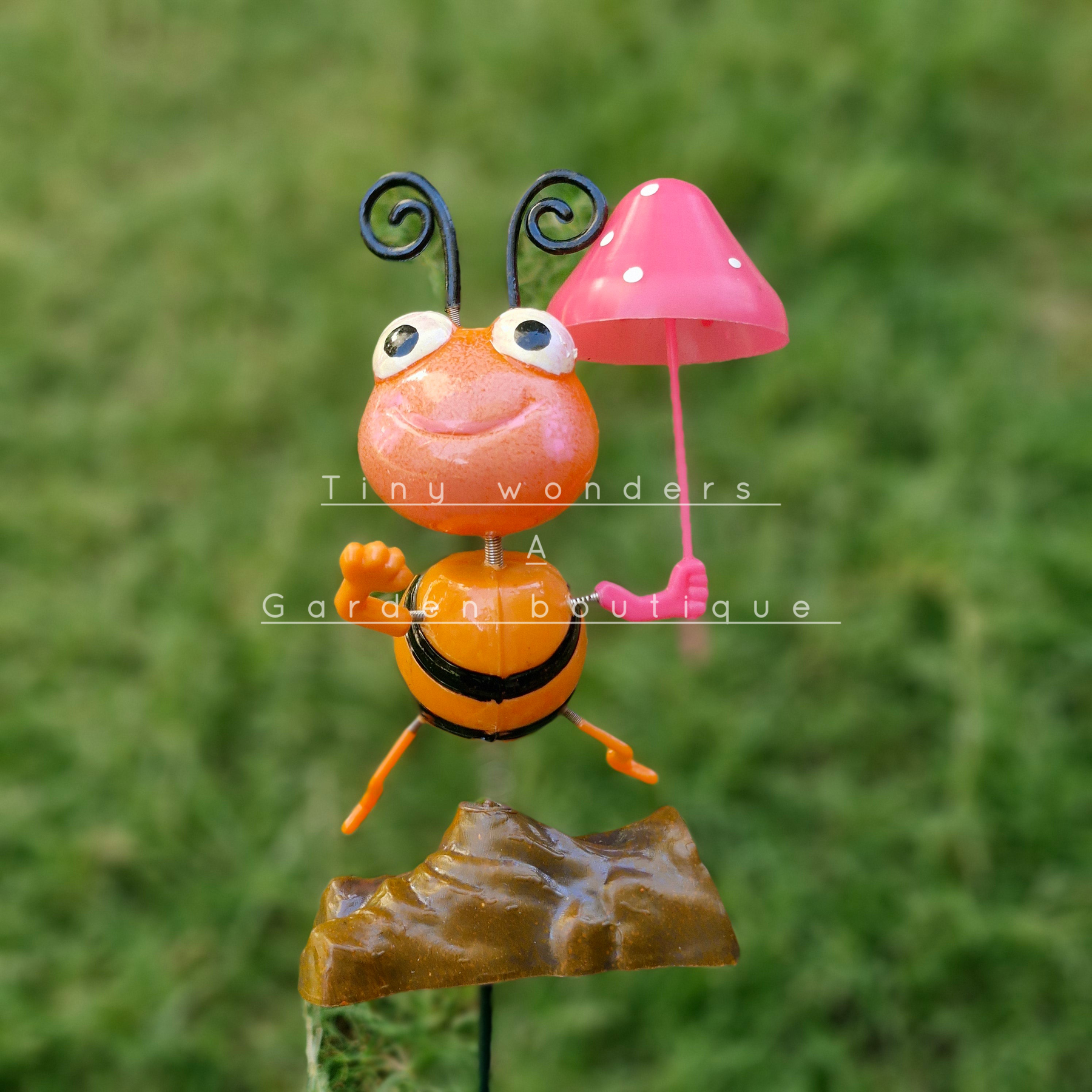 #S42 Dancing Bee With Mushroom ( Set Of 2 )