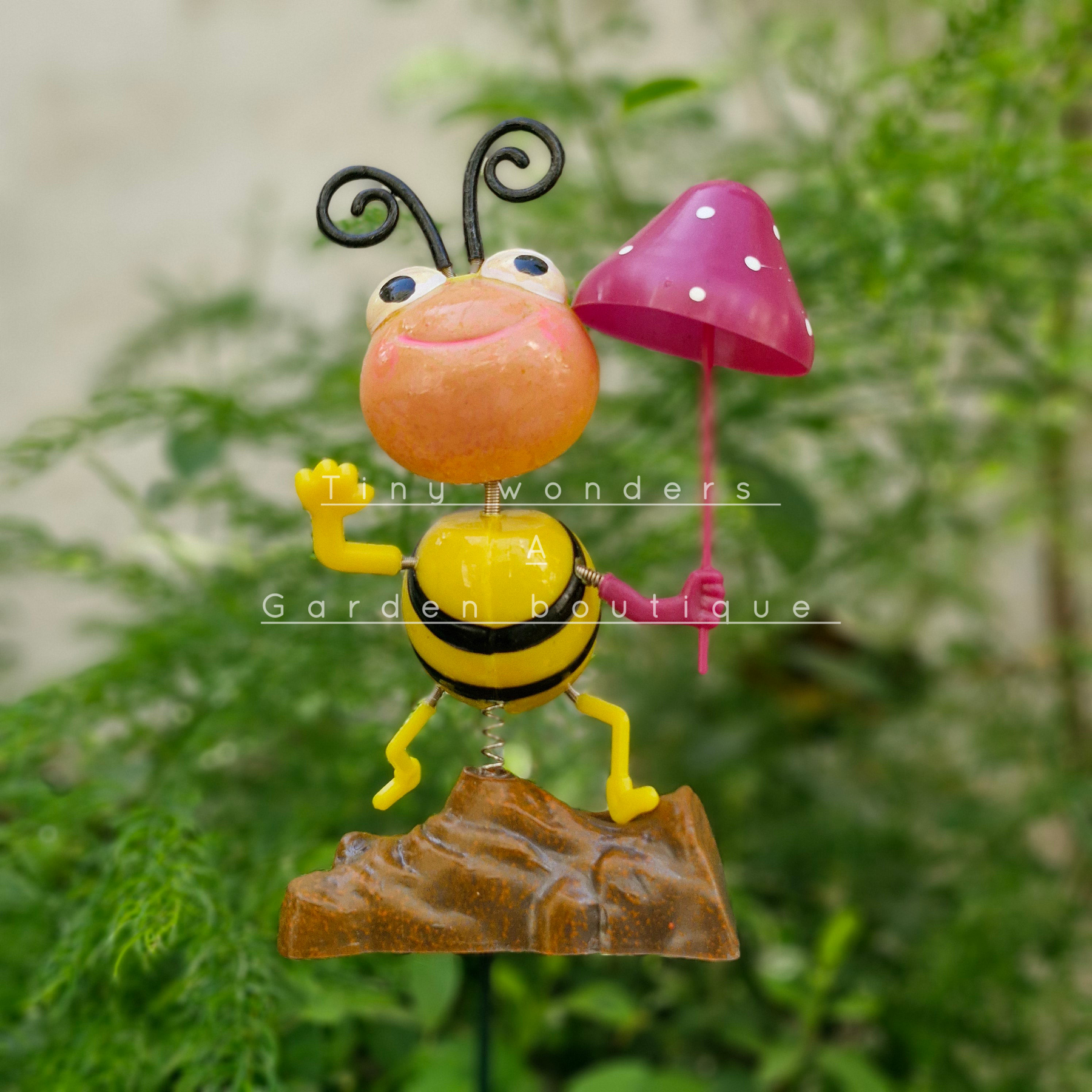 #S42 Dancing Bee With Mushroom ( Set Of 2 )