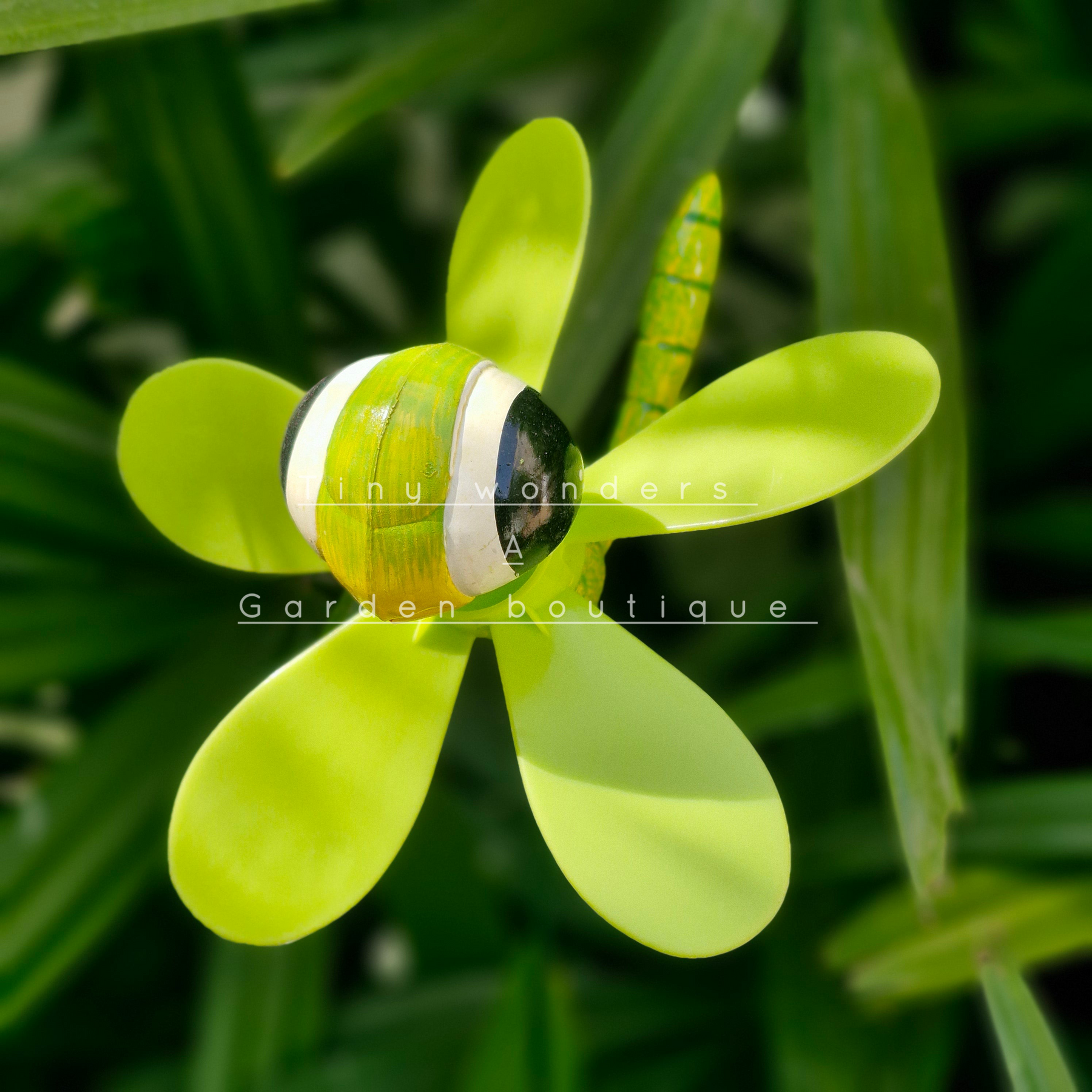 #S39 Bubbly Eyes Bee Stick With Fan ( Set Of 2 ) Random Colour