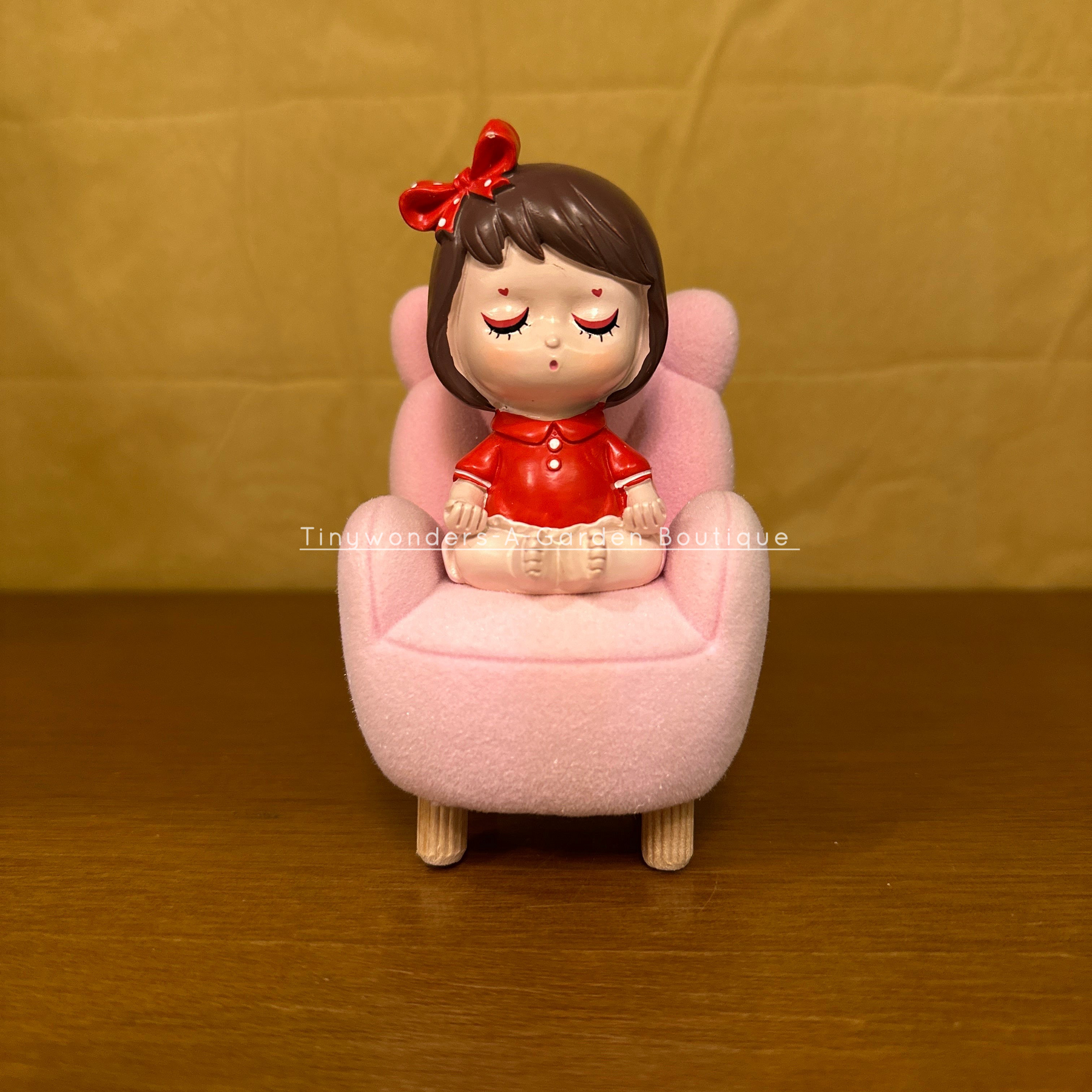 #466 Sofa Girl (Per Unit) Random colour