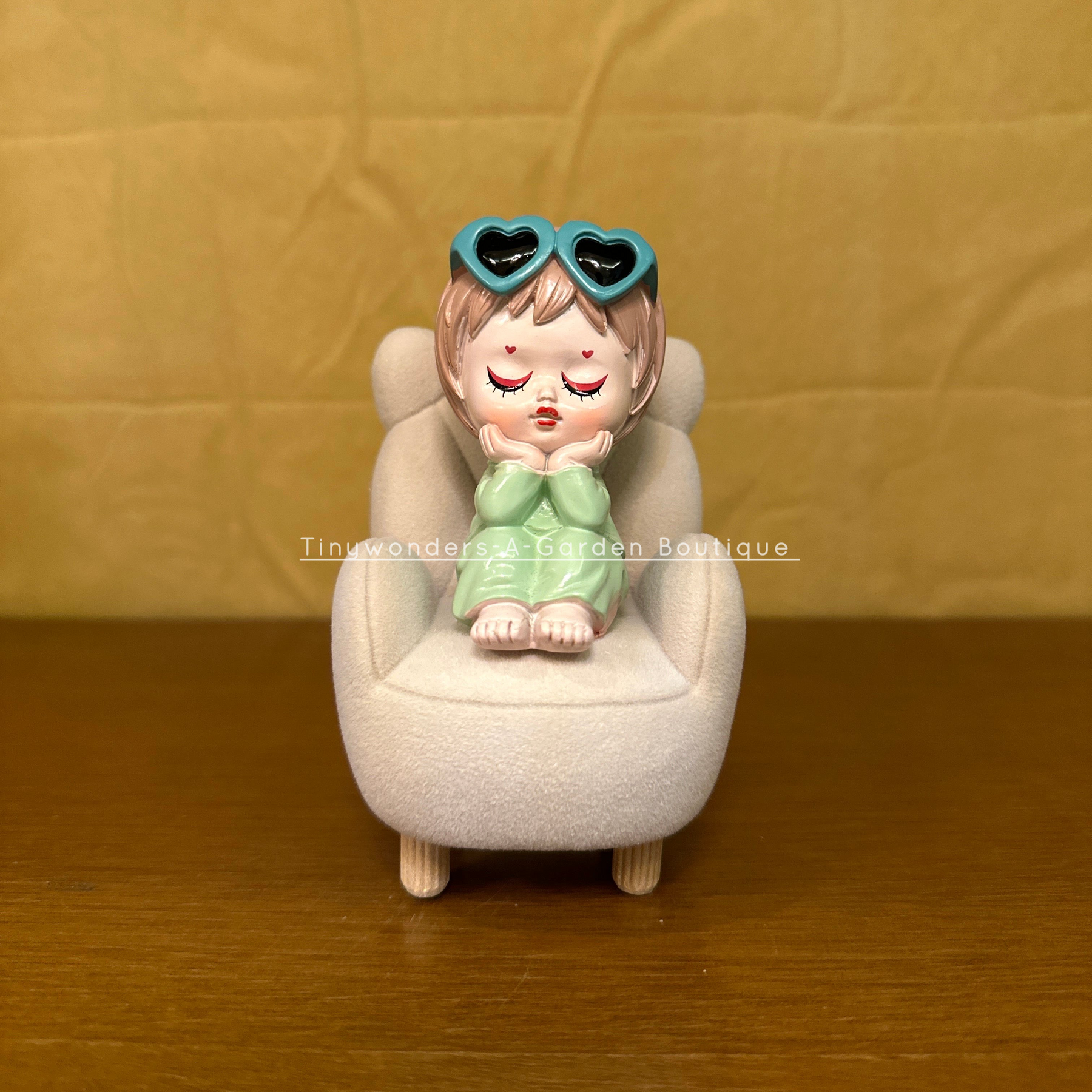 #466 Sofa Girl (Per Unit) Random colour