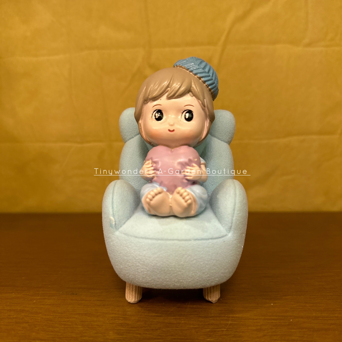 #466 Sofa Girl (Per Unit) Random colour