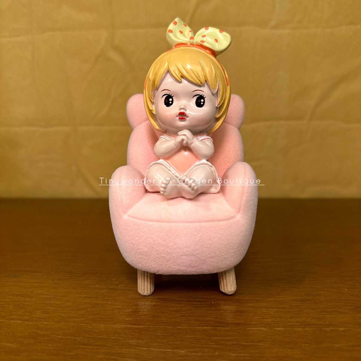 #466 Sofa Girl (Per Unit) Random colour