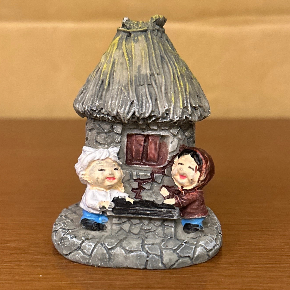 #159 Miniature Hut with Grands Parents (PER UNIT) Random Colour