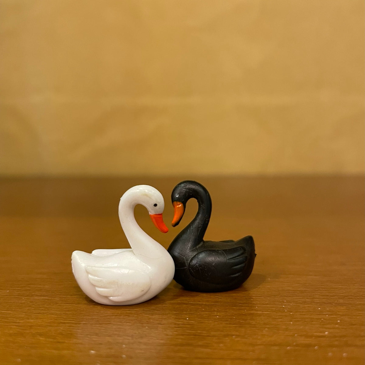 #002 Swan Black/ White (Set Of 2)