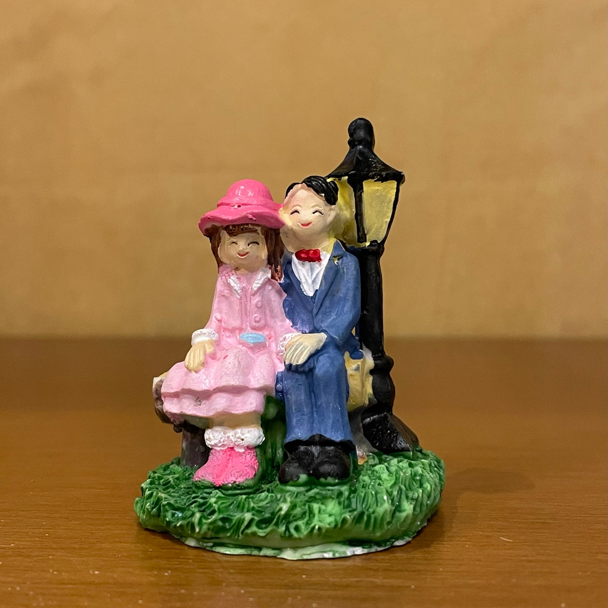 #166 Couple with Lamp Post (PER UNIT)