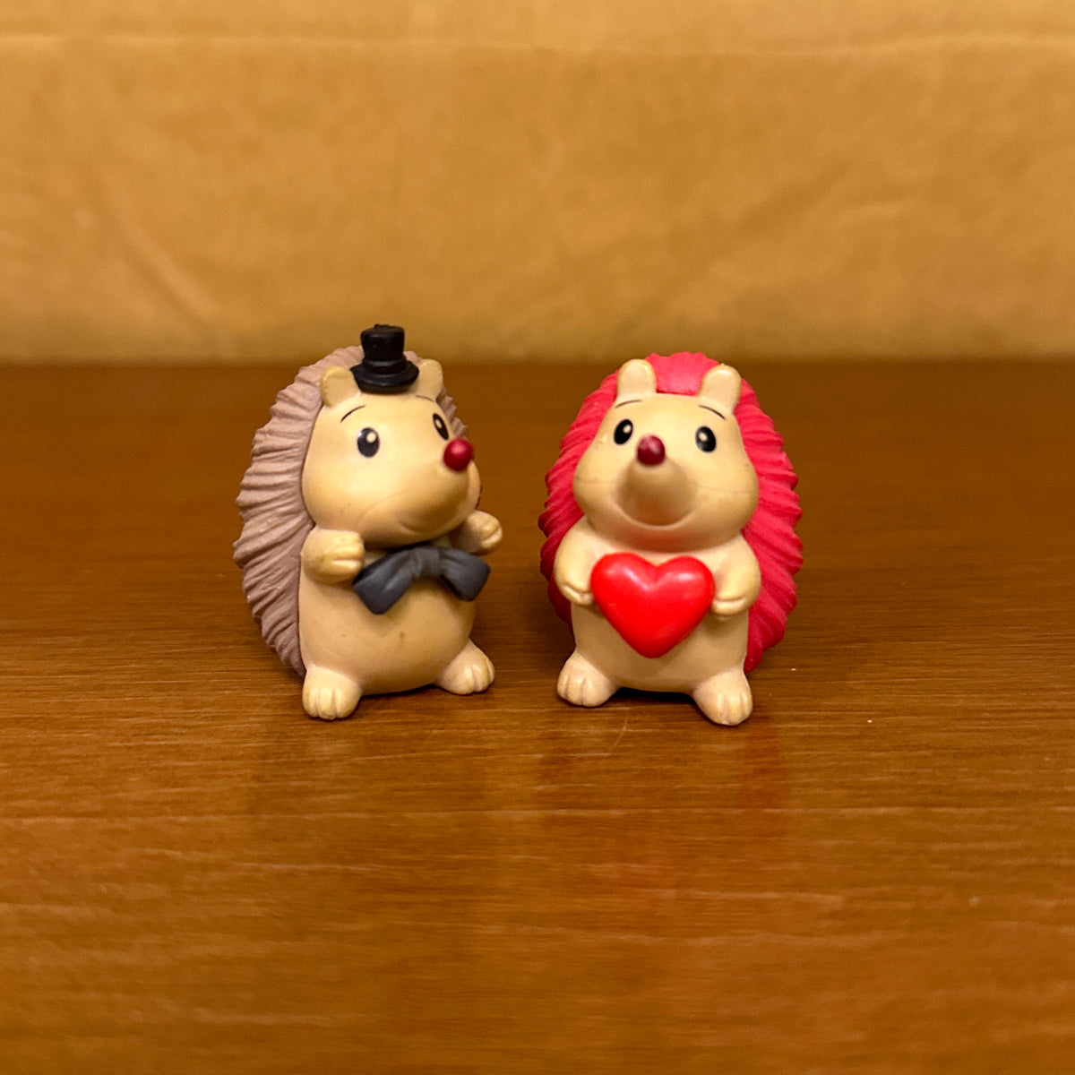 #005 Hedgehog Couple (Set Of 2) random colour