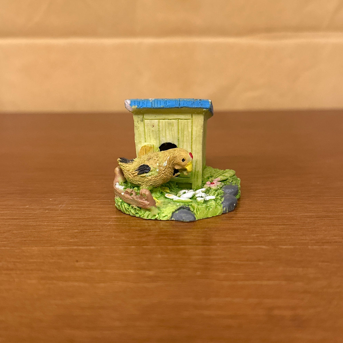 #161 Miniature House with Hen (PER UNIT) Random Colour