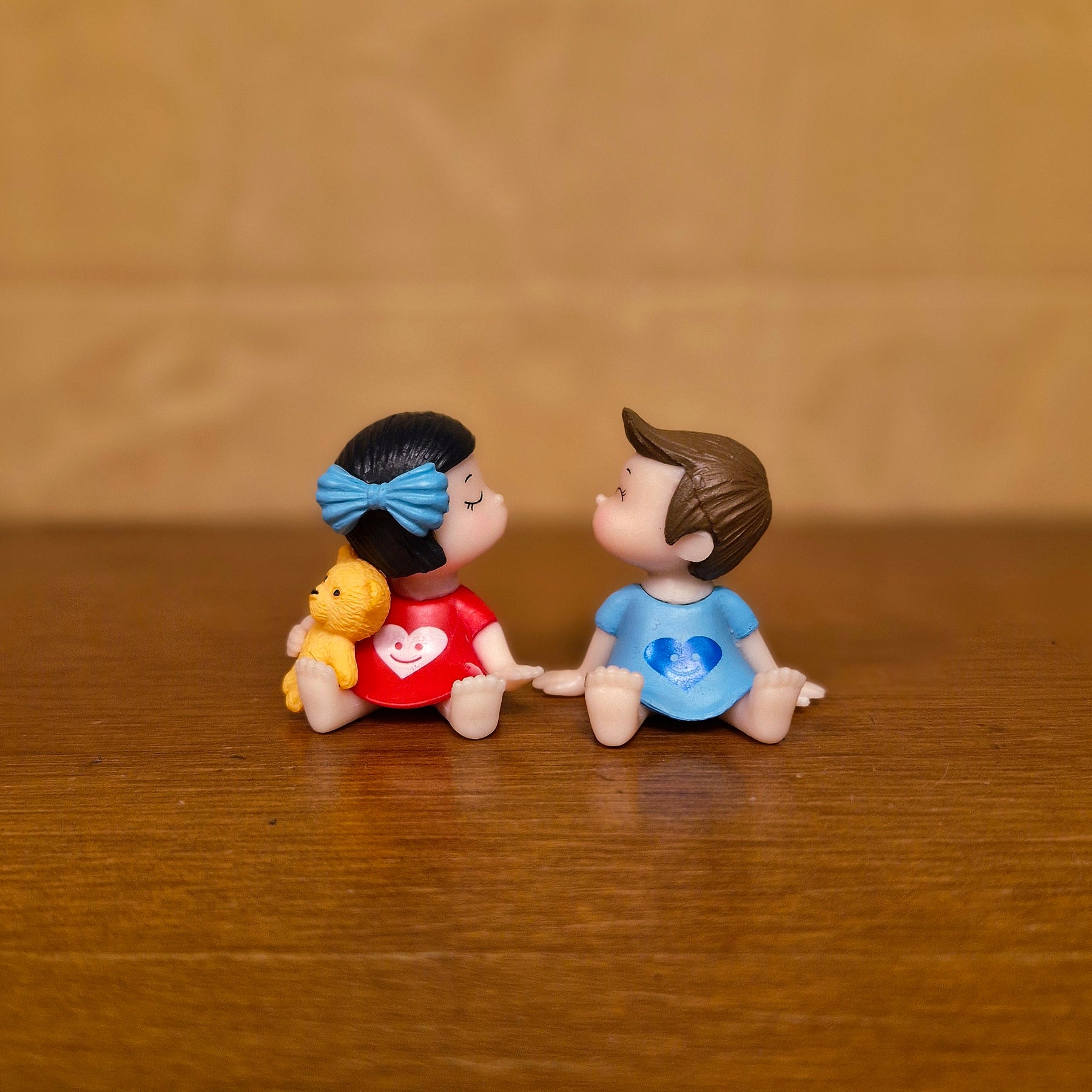#258 Miniature Sitting Heart Couple (PER PAIR) random colour