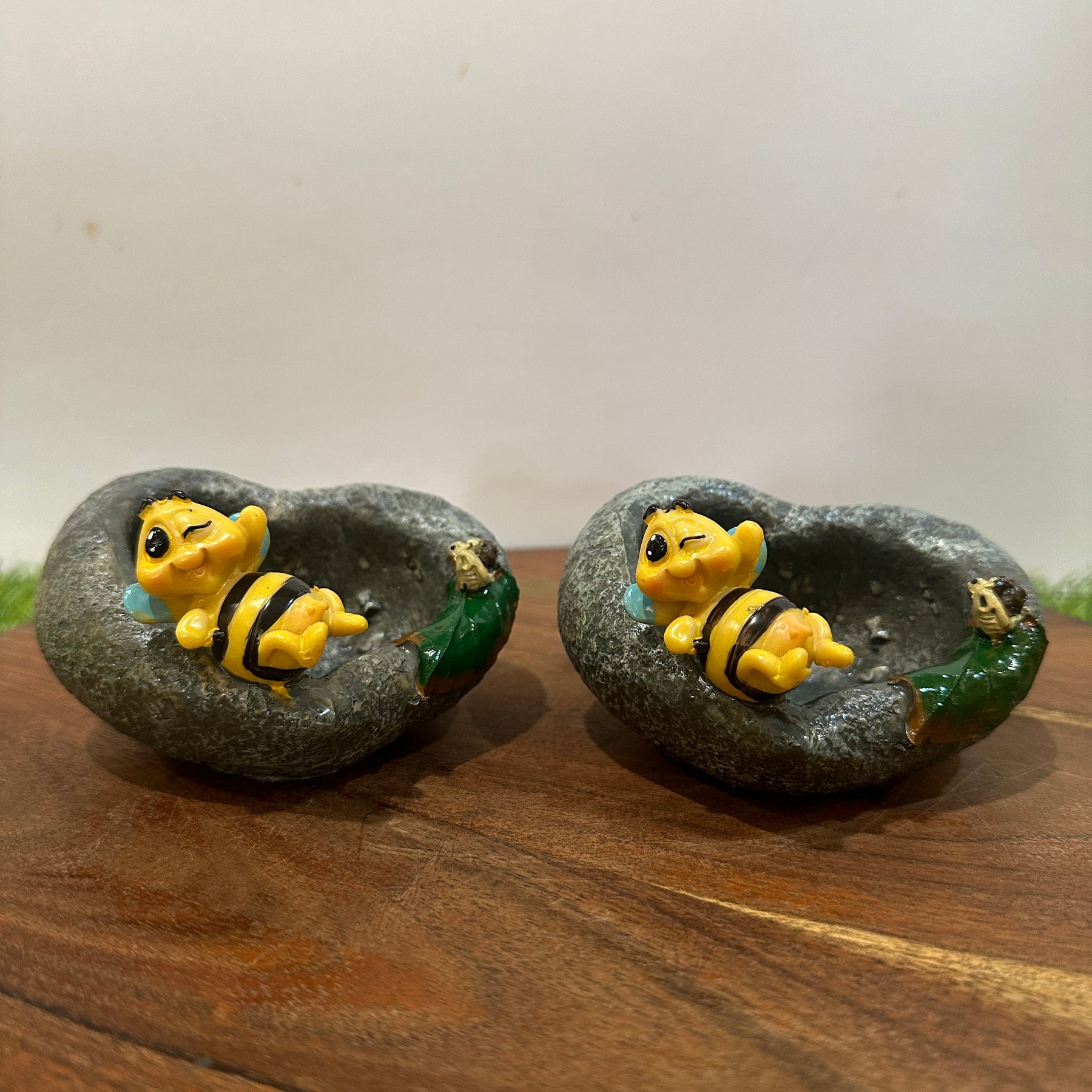 Relaxing bee planter ( set Of 2 )