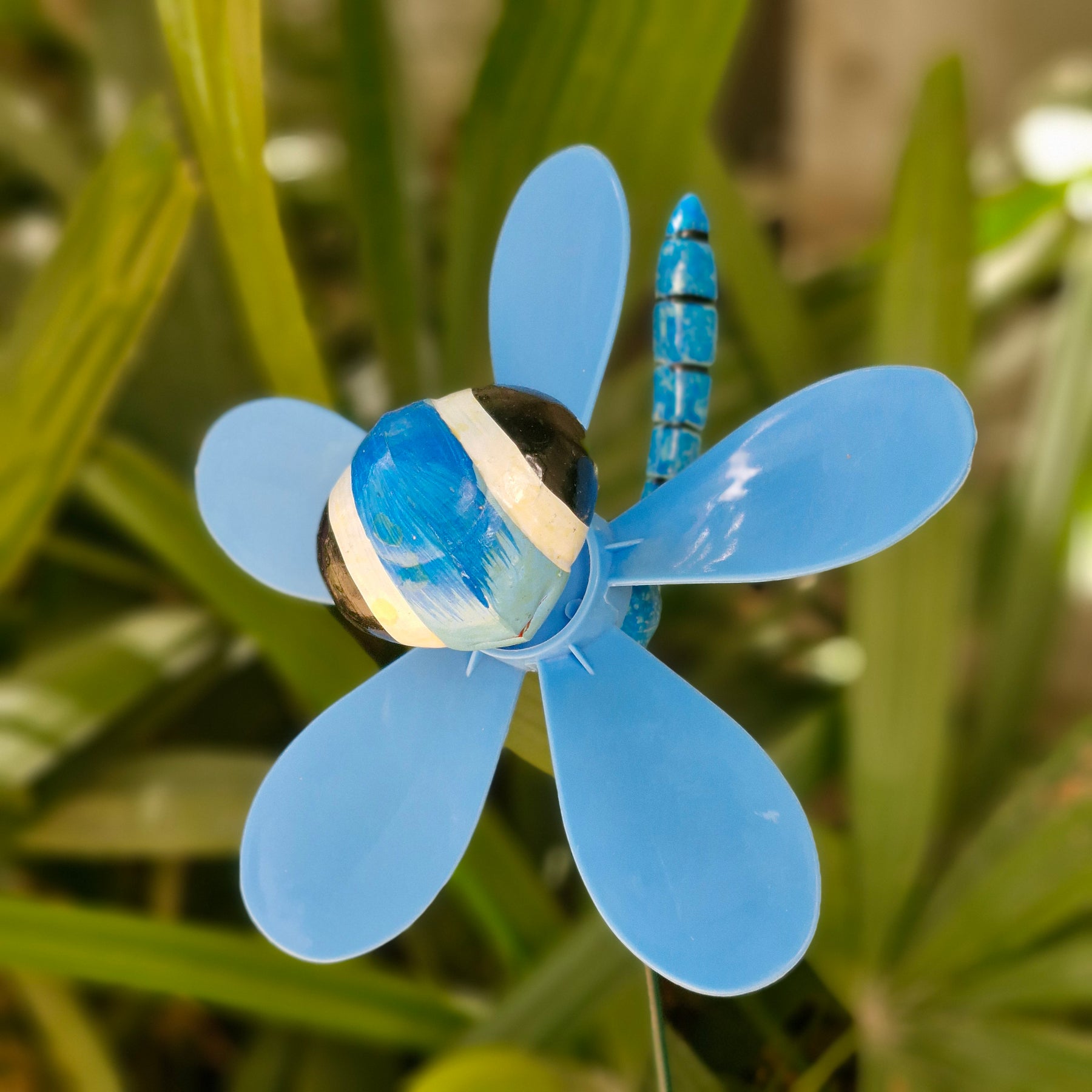 Bubbly Bee Garden Decor Stick – Set of 2 for a Lively & Colorful Space 🐝✨