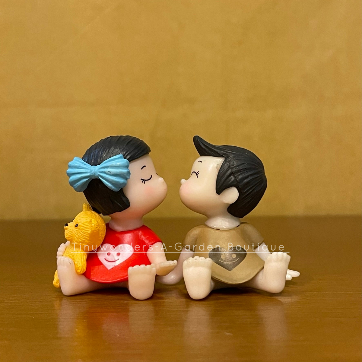#258 Miniature Sitting Heart Couple (PER PAIR) random colour
