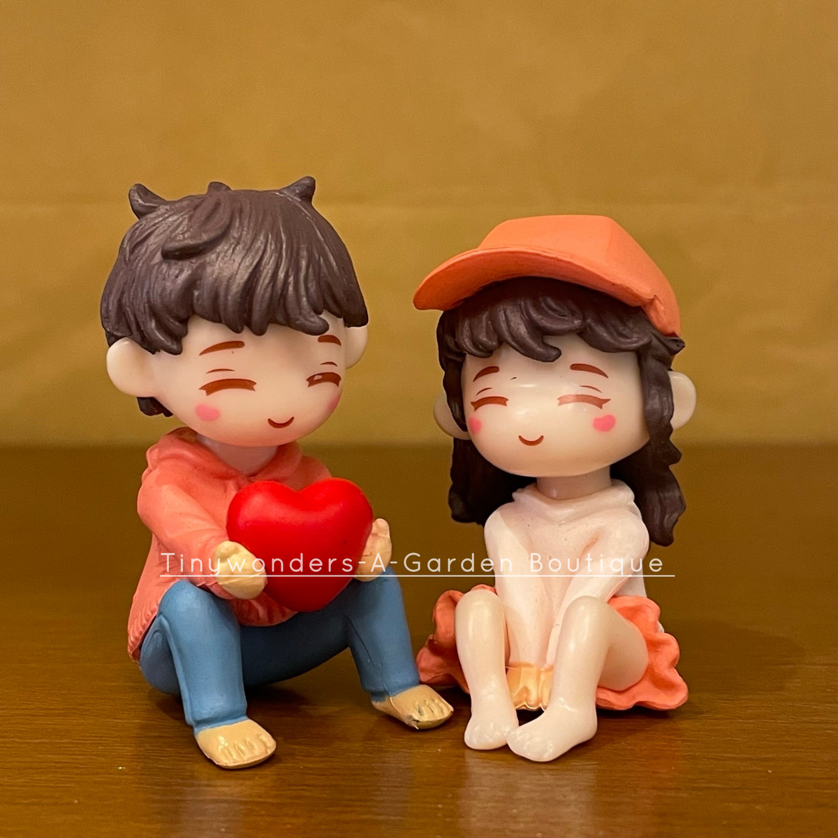 #364 Miniature Couple holding heart (PER PAIR)