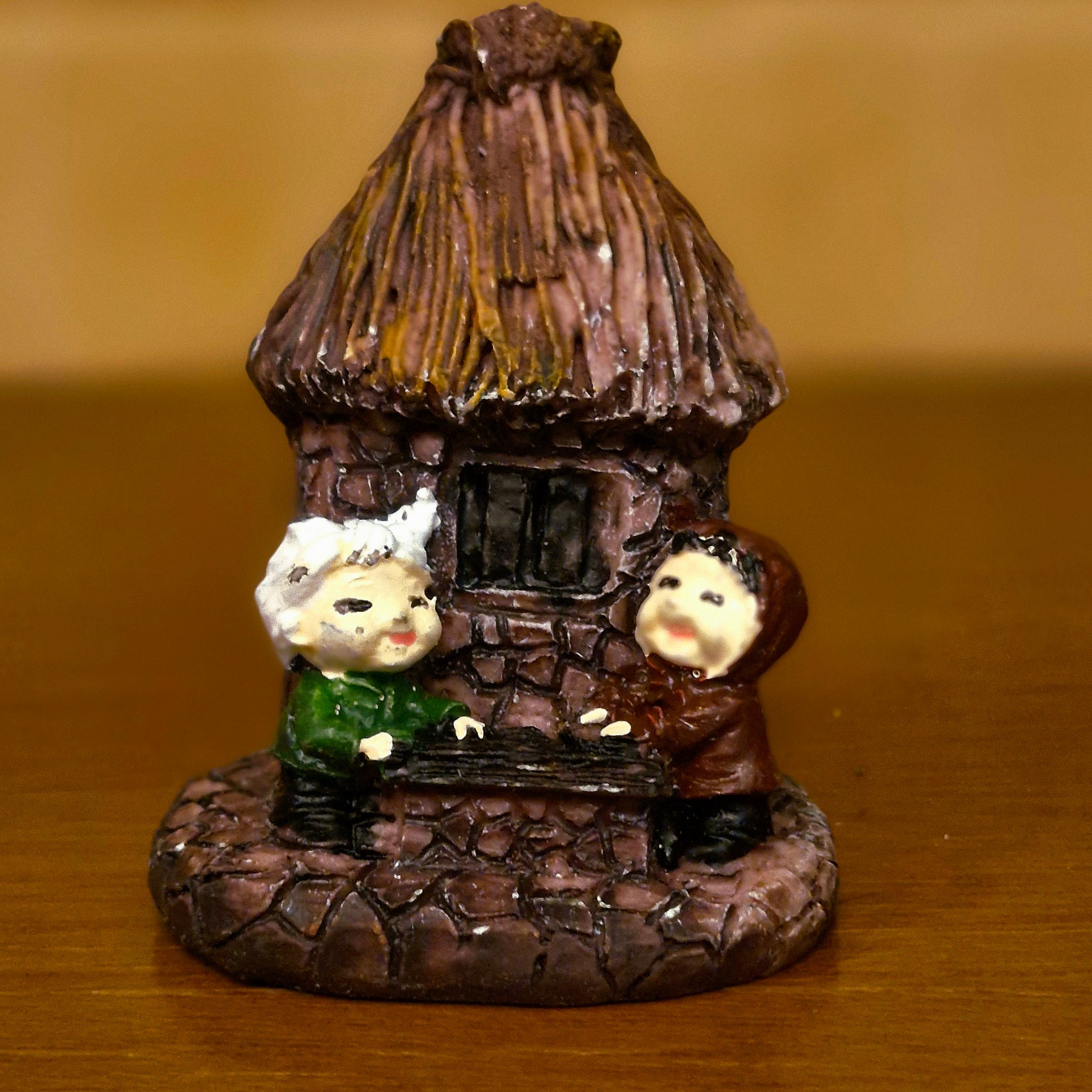 #159 Miniature Hut with Grands Parents (PER UNIT) Random Colour