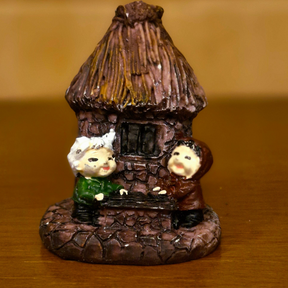 #159 Miniature Hut with Grands Parents (PER UNIT) Random Colour