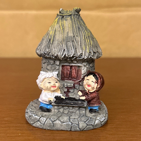 #159 Miniature Hut with Grands Parents (PER UNIT) Random Colour
