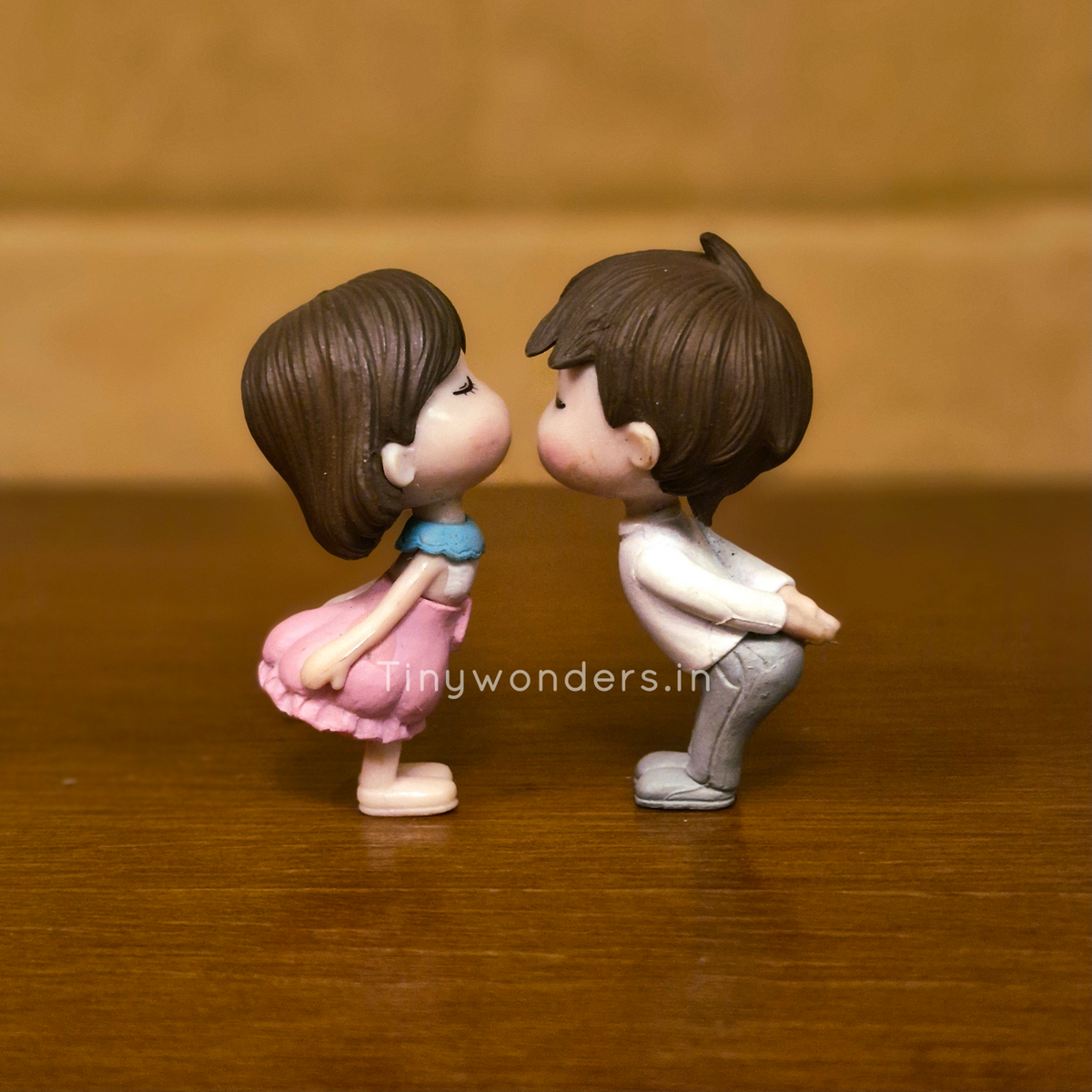 #020 Miniature Kissing Couple (PER PAIR) Random Colour
