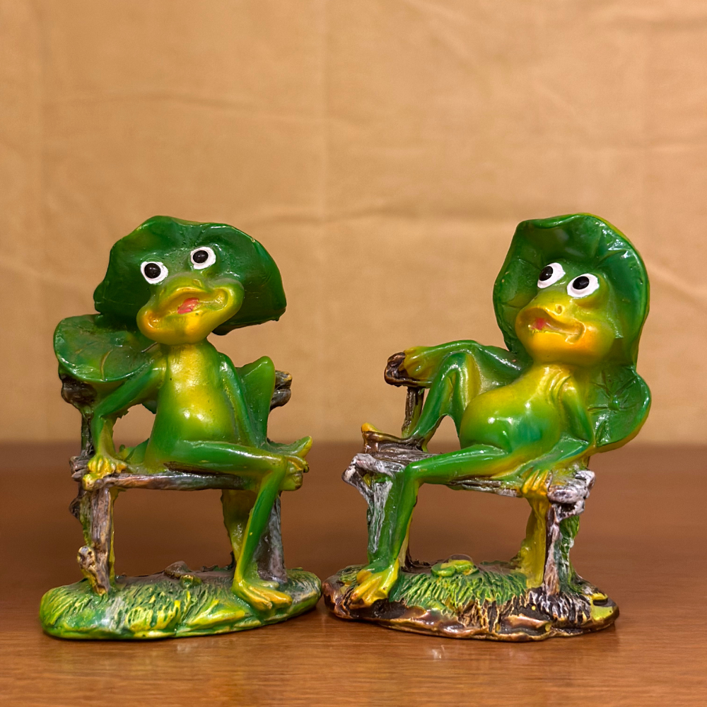 #048 Frog sitting on chair (PER UNIT)